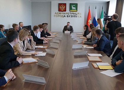 Юные бузулучане попробовали себя в роли руководителей структурных подразделений администрации города