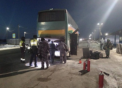 Полицейские из Оренбуржья ликвидировали возгорание пассажирского автобуса