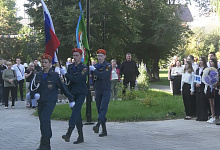 За парты сели школьники и студенты