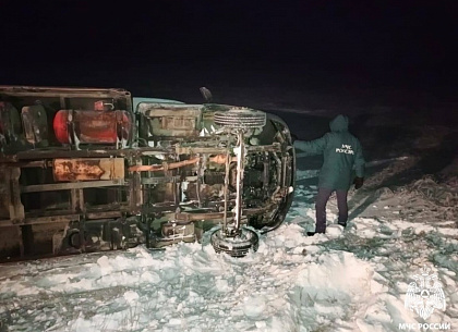 Водитель грузовой ГАЗели улетел в кювет на трассе в Оренбуржье